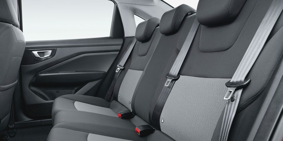 Nuevo auto tipo sedán Chevrolet Aveo 2025 en color interior tela gris